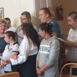 Fogyat&eacute;koss&aacute;ggal &eacute;lő emberek verset adnak elő.