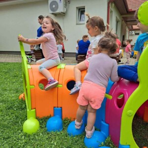 Városi Humánsegítő és Szociális Szolgálat | Gyermeknap a bölcsődében Egy csapat kisgyermek játszik a bölcsőde udvarán.