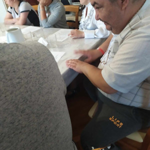 Városi Humánsegítő és Szociális Szolgálat | Anyák napja Asztalnál ülő fogyatékossággal élő emberek.