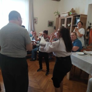 T&aacute;ncol&oacute; idősek &eacute;s gondoz&oacute;k.
