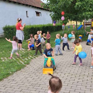 Városi Humánsegítő és Szociális Szolgálat | Gyermeknap a bölcsődében Egy csapat kisgyermek játszik a bölcsőde udvarán.