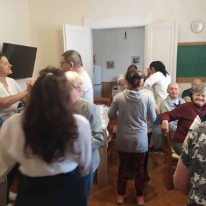 T&aacute;ncol&oacute; idősek &eacute;s gondoz&oacute;k.