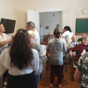 Városi Humánsegítő és Szociális Szolgálat | Anyák napja Táncoló idősek és gondozók.