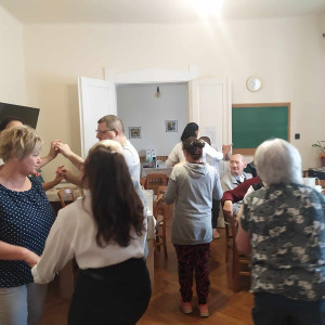 Városi Humánsegítő és Szociális Szolgálat | Anyák napja Táncoló idősek és gondozók.