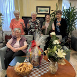 Városi Humánsegítő és Szociális Szolgálat | Dr Soós Ferencné 95. Születésnapja. Egy idős hölgy szülinapján készült csoportkép.