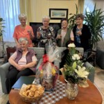 Városi Humánsegítő és Szociális Szolgálat | Dr Soós Ferencné 95. Születésnapja. Egy idős hölgy szülinapján készült csoportkép.