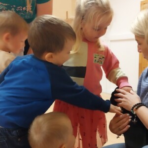 Városi Humánsegítő és Szociális Szolgálat | Állatok Világnapja a bölcsődében Cicával játszó gyermekek.
