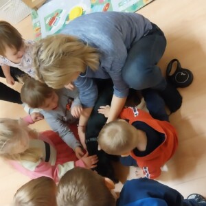 Városi Humánsegítő és Szociális Szolgálat | Állatok Világnapja a bölcsődében Kiskutyával játszó gyermekek.
