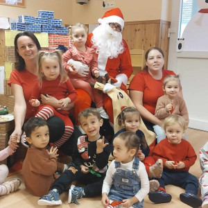 Gyerekek csoportképe a Mikulással.