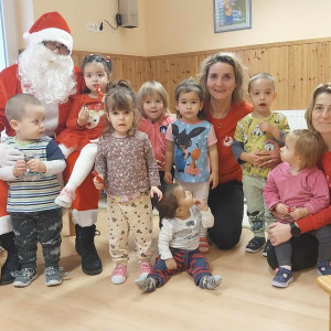 Gyerekek csoportképe a Mikulással.