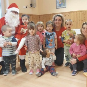 Gyerekek csoportk&eacute;pe a Mikul&aacute;ssal.