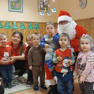 Gyerekek csoportképe a Mikulással.