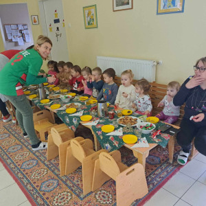 Gyerekek ülnek egy nagy karácsonyi asztalnál