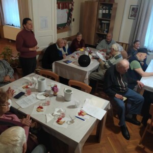 Városi Humánsegítő és Szociális Szolgálat | Márton napi rendezvény kamuti klubtagokkal Idősek csoportképe.