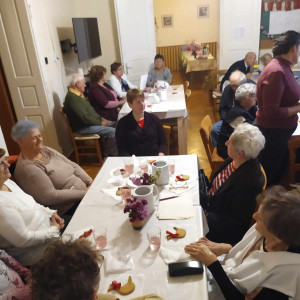 Idősek csoportképe.