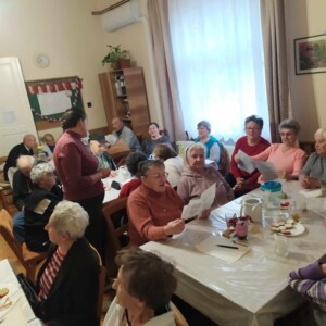 Városi Humánsegítő és Szociális Szolgálat | Márton napi rendezvény kamuti klubtagokkal Idősek csoportképe.