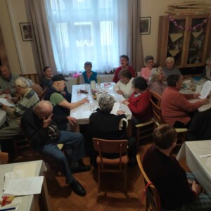 Városi Humánsegítő és Szociális Szolgálat | Márton napi rendezvény kamuti klubtagokkal Idősek csoportképe.