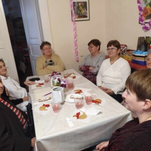 Városi Humánsegítő és Szociális Szolgálat | Márton napi rendezvény kamuti klubtagokkal Idősek csoportképe.