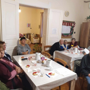 Idősek csoportképe.