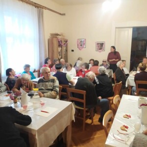 Városi Humánsegítő és Szociális Szolgálat | Márton napi rendezvény kamuti klubtagokkal Idősek csoportképe.